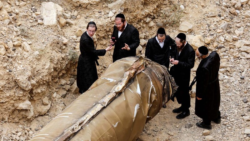 Lebih dari 300 drone dan rudal Iran diluncurkan ke Israel pada 13 April 2024 lalu sebagai balasan atas pengeboman di Suriah. Namun, Israel mengklaim berhasil menembak jatuh 99 persen di antara senjata tersebut. (REUTERS/Amir Cohen)
