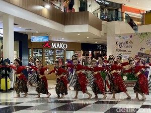 Melihat Meriahnya Pertunjukan 70 Penari Jaipong di Mall Kota Bandung