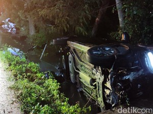 Brakk! Mobil Nyemplung Selokan di Jalan Jogja-Solo Klaten
