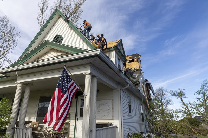 Penghuni rumah membersihkan puing-puing bangunan yang rusak pasca tornado di Omaha, Nebraska, AS, 26 April 2024. (Nikos Frazier/Omaha World-Herald via AP) Penghuni rumah membersihkan puing-puing bangunan yang rusak pasca tornado di Omaha, Nebraska, AS, 26 April 2024. (Nikos Frazier/Omaha World-Herald via AP)