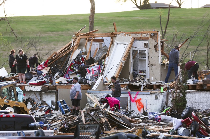 Penghuni rumah membersihkan puing-puing bangunan yang rusak pasca tornado di Omaha, Nebraska, AS, 26 April 2024. (Nikos Frazier/Omaha World-Herald via AP) Penghuni rumah membersihkan puing-puing bangunan yang rusak pasca tornado di Omaha, Nebraska, AS, 26 April 2024. (Nikos Frazier/Omaha World-Herald via AP)