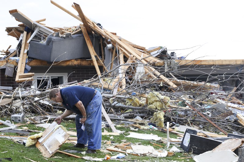 Penghuni rumah membersihkan puing-puing bangunan yang rusak pasca tornado di Omaha, Nebraska, AS, 26 April 2024. (Nikos Frazier/Omaha World-Herald via AP) Penghuni rumah membersihkan puing-puing bangunan yang rusak pasca tornado di Omaha, Nebraska, AS, 26 April 2024. (Nikos Frazier/Omaha World-Herald via AP)