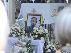 Penyair Joko Pinurbo Dimakamkan Berdekatan dengan Sang Ayah