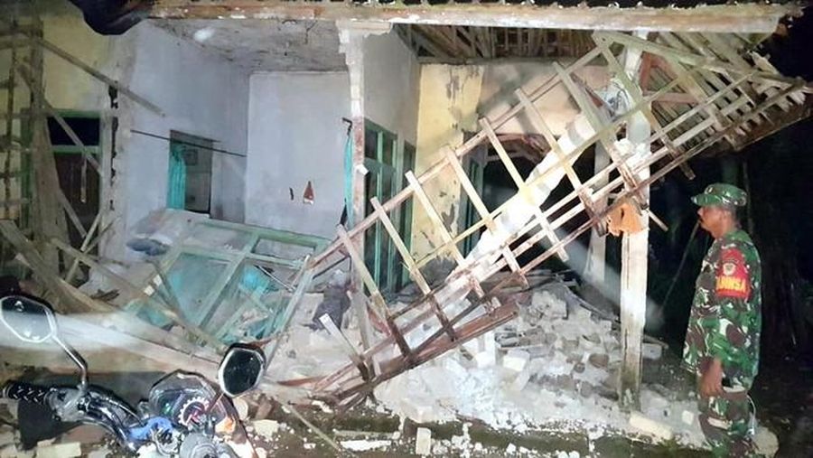 Rumah warga di Cidahu Sukabumi mengalami kerusakan akibat dampak gempa yang berpusat di Garut pada Sabtu (24/4/2024) malam. (Istimewa)
