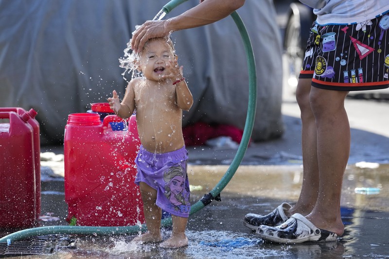 Suhu panas terus berlanjut di Manila, Filipina pada Sabtu, (27/4). Sebagian wilayah masih mengalami cuaca sangat panas akibat fenomena El Nino dengan indeks panas tertinggi mencapai 48 derajat celsius. (AP Photo/Aaron Favila)
