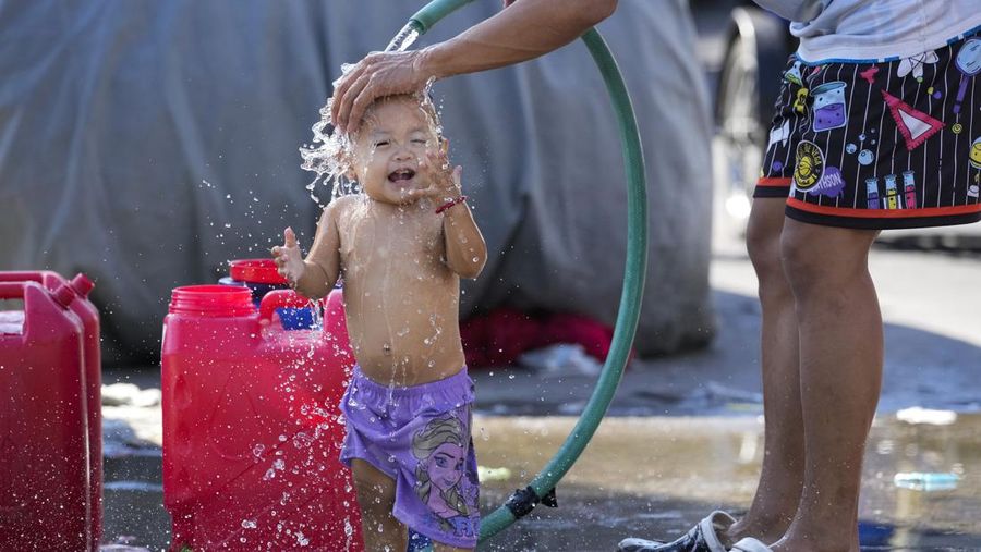 Suhu panas terus berlanjut di Manila, Filipina pada Sabtu, (27/4). Sebagian wilayah masih mengalami cuaca sangat panas akibat fenomena El Nino dengan indeks panas tertinggi mencapai 48 derajat celsius. (AP Photo/Aaron Favila)