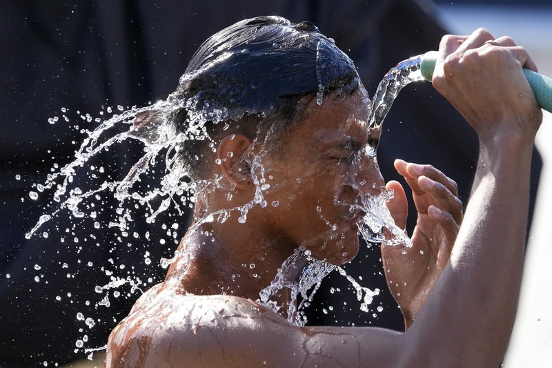 Suhu panas terus berlanjut di Manila, Filipina pada Sabtu, (27/4). Sebagian wilayah masih mengalami cuaca sangat panas akibat fenomena El Nino dengan indeks panas tertinggi mencapai 48 derajat celsius. (AP Photo/Aaron Favila)