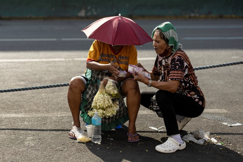 Suhu panas terus berlanjut di Manila, Filipina pada Sabtu, (27/4). Sebagian wilayah masih mengalami cuaca sangat panas akibat fenomena El Nino dengan indeks panas tertinggi mencapai 48 derajat celsius. (AP Photo/Aaron Favila) Suhu panas terus berlanjut di Manila, Filipina pada Sabtu, (27/4). Sebagian wilayah masih mengalami cuaca sangat panas akibat fenomena El Nino dengan indeks panas tertinggi mencapai 48 derajat celsius. (AP Photo/Aaron Favila)