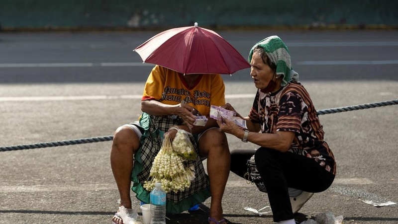 Suhu panas terus berlanjut di Manila, Filipina pada Sabtu, (27/4). Sebagian wilayah masih mengalami cuaca sangat panas akibat fenomena El Nino dengan indeks panas tertinggi mencapai 48 derajat celsius. (AP Photo/Aaron Favila)