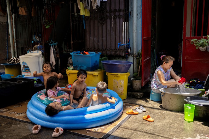Suhu panas terus berlanjut di Manila, Filipina pada Sabtu, (27/4). Sebagian wilayah masih mengalami cuaca sangat panas akibat fenomena El Nino dengan indeks panas tertinggi mencapai 48 derajat celsius. (AP Photo/Aaron Favila) Suhu panas terus berlanjut di Manila, Filipina pada Sabtu, (27/4). Sebagian wilayah masih mengalami cuaca sangat panas akibat fenomena El Nino dengan indeks panas tertinggi mencapai 48 derajat celsius. (AP Photo/Aaron Favila)