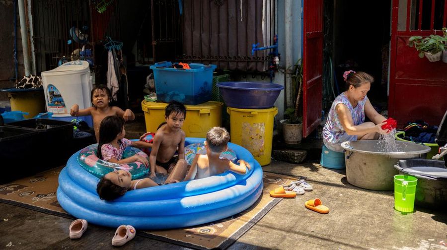 Suhu panas terus berlanjut di Manila, Filipina pada Sabtu, (27/4). Sebagian wilayah masih mengalami cuaca sangat panas akibat fenomena El Nino dengan indeks panas tertinggi mencapai 48 derajat celsius. (AP Photo/Aaron Favila)