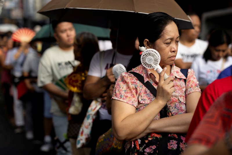 Suhu panas terus berlanjut di Manila, Filipina pada Sabtu, (27/4). Sebagian wilayah masih mengalami cuaca sangat panas akibat fenomena El Nino dengan indeks panas tertinggi mencapai 48 derajat celsius. (AP Photo/Aaron Favila) Suhu panas terus berlanjut di Manila, Filipina pada Sabtu, (27/4). Sebagian wilayah masih mengalami cuaca sangat panas akibat fenomena El Nino dengan indeks panas tertinggi mencapai 48 derajat celsius. (AP Photo/Aaron Favila)