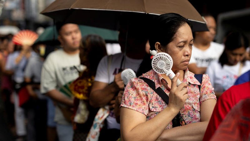Suhu panas terus berlanjut di Manila, Filipina pada Sabtu, (27/4). Sebagian wilayah masih mengalami cuaca sangat panas akibat fenomena El Nino dengan indeks panas tertinggi mencapai 48 derajat celsius. (AP Photo/Aaron Favila)