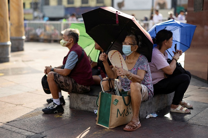 Suhu panas terus berlanjut di Manila, Filipina pada Sabtu, (27/4). Sebagian wilayah masih mengalami cuaca sangat panas akibat fenomena El Nino dengan indeks panas tertinggi mencapai 48 derajat celsius. (AP Photo/Aaron Favila)
