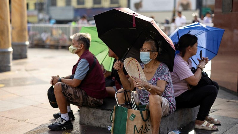Suhu panas terus berlanjut di Manila, Filipina pada Sabtu, (27/4). Sebagian wilayah masih mengalami cuaca sangat panas akibat fenomena El Nino dengan indeks panas tertinggi mencapai 48 derajat celsius. (AP Photo/Aaron Favila)