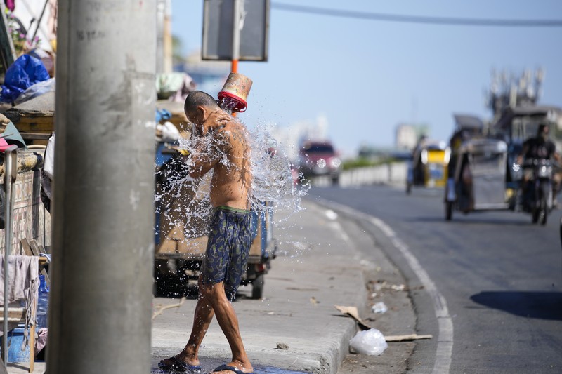 Suhu panas terus berlanjut di Manila, Filipina pada Sabtu, (27/4). Sebagian wilayah masih mengalami cuaca sangat panas akibat fenomena El Nino dengan indeks panas tertinggi mencapai 48 derajat celsius. (AP Photo/Aaron Favila)