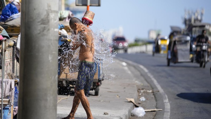 Suhu panas terus berlanjut di Manila, Filipina pada Sabtu, (27/4). Sebagian wilayah masih mengalami cuaca sangat panas akibat fenomena El Nino dengan indeks panas tertinggi mencapai 48 derajat celsius. (AP Photo/Aaron Favila)