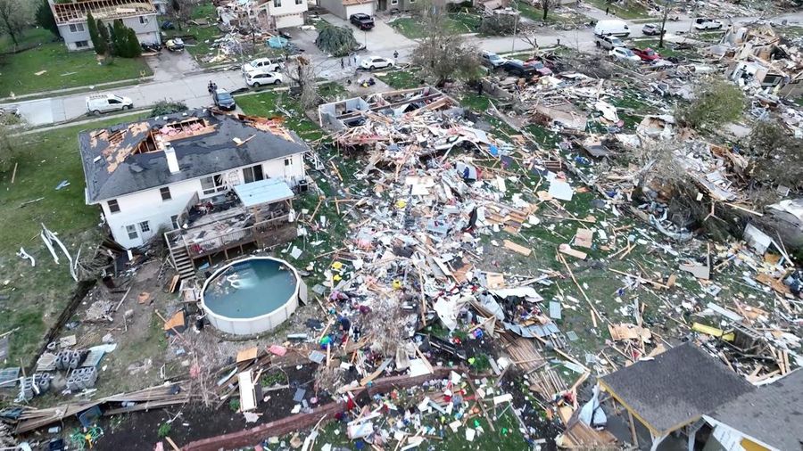 Tampilan drone menunjukkan personel darurat bekerja di lokasi bangunan yang rusak pasca tornado di Omaha, Nebraska, AS, 26 April 2024. (Alex freed via REUTERS/Alex freed)