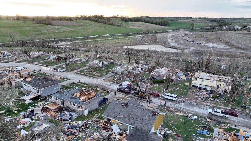 Penghuni rumah membersihkan puing-puing bangunan yang rusak pasca tornado di Omaha, Nebraska, AS, 26 April 2024. (Nikos Frazier/Omaha World-Herald via AP)