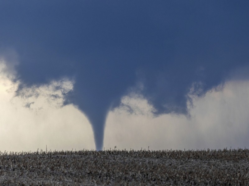 Penghuni rumah membersihkan puing-puing bangunan yang rusak pasca tornado di Omaha, Nebraska, AS, 26 April 2024. (Nikos Frazier/Omaha World-Herald via AP) Penghuni rumah membersihkan puing-puing bangunan yang rusak pasca tornado di Omaha, Nebraska, AS, 26 April 2024. (Nikos Frazier/Omaha World-Herald via AP)
