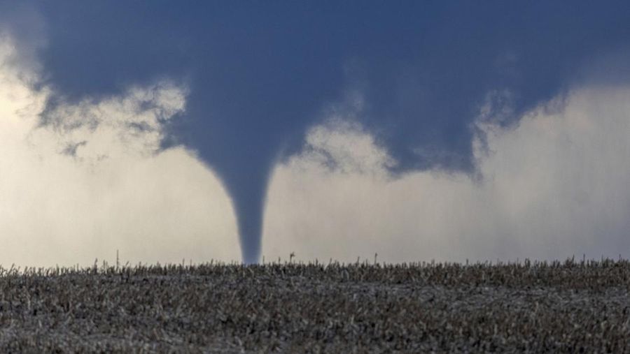 Penghuni rumah membersihkan puing-puing bangunan yang rusak pasca tornado di Omaha, Nebraska, AS, 26 April 2024. (Nikos Frazier/Omaha World-Herald via AP)