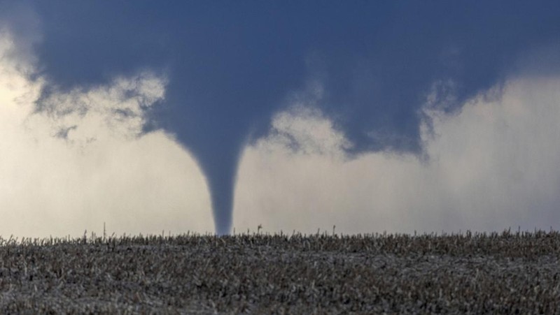 Penghuni rumah membersihkan puing-puing bangunan yang rusak pasca tornado di Omaha, Nebraska, AS, 26 April 2024. (Nikos Frazier/Omaha World-Herald via AP)