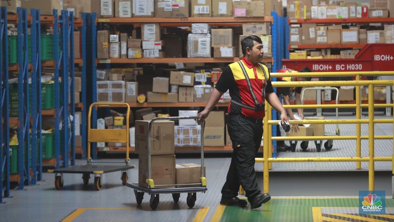 Aktivitas penyedia jasa pengiriman barang di DHL Express Servicepoint, Senin (29/4/2024). (CNBC Indonesia/Muhammad Sabki)