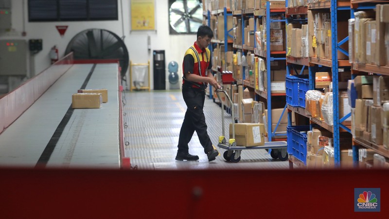 Aktivitas penyedia jasa pengiriman barang di DHL Express Servicepoint, Senin (29/4/2024). Aktivitas penyedia jasa pengiriman barang di DHL Express Servicepoint, Senin (29/4/2024). (CNBC Indonesia/Muhammad Sabki)