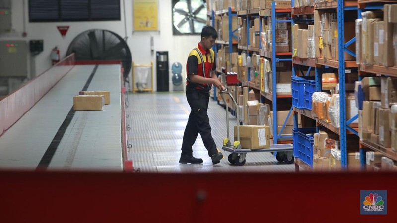 Aktivitas penyedia jasa pengiriman barang di DHL Express Servicepoint, Senin (29/4/2024). (CNBC Indonesia/Muhammad Sabki)