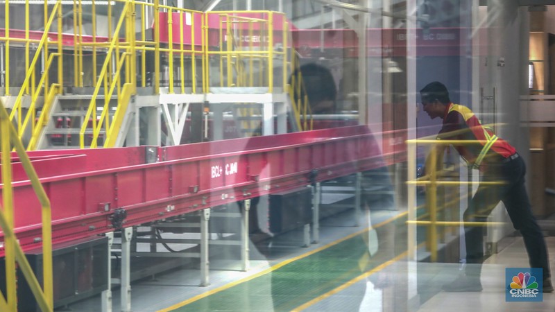 Aktivitas penyedia jasa pengiriman barang di DHL Express Servicepoint, Senin (29/4/2024). Aktivitas penyedia jasa pengiriman barang di DHL Express Servicepoint, Senin (29/4/2024). (CNBC Indonesia/Muhammad Sabki)