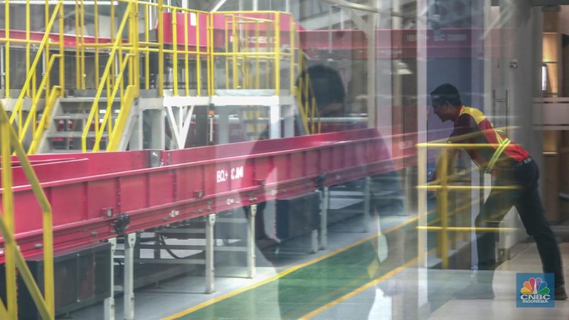 Aktivitas penyedia jasa pengiriman barang di DHL Express Servicepoint, Senin (29/4/2024). (CNBC Indonesia/Muhammad Sabki)