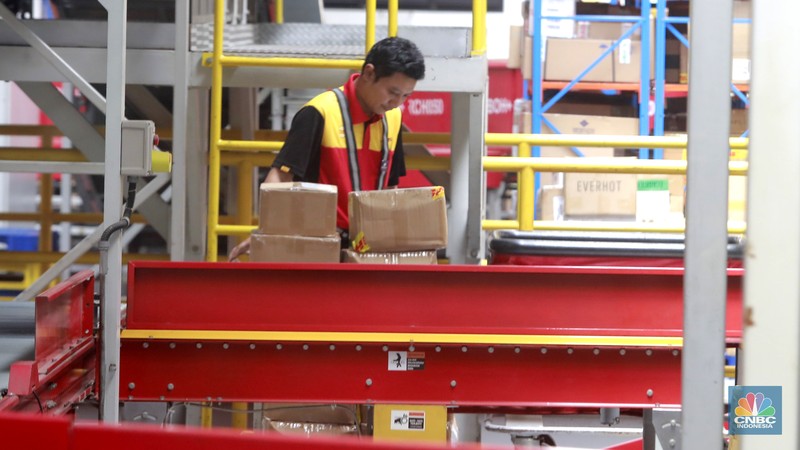 Aktivitas penyedia jasa pengiriman barang di DHL Express Servicepoint, Senin (29/4/2024). Aktivitas penyedia jasa pengiriman barang di DHL Express Servicepoint, Senin (29/4/2024). (CNBC Indonesia/Muhammad Sabki)
