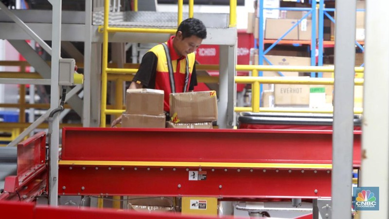 Aktivitas penyedia jasa pengiriman barang di DHL Express Servicepoint, Senin (29/4/2024). (CNBC Indonesia/Muhammad Sabki)
