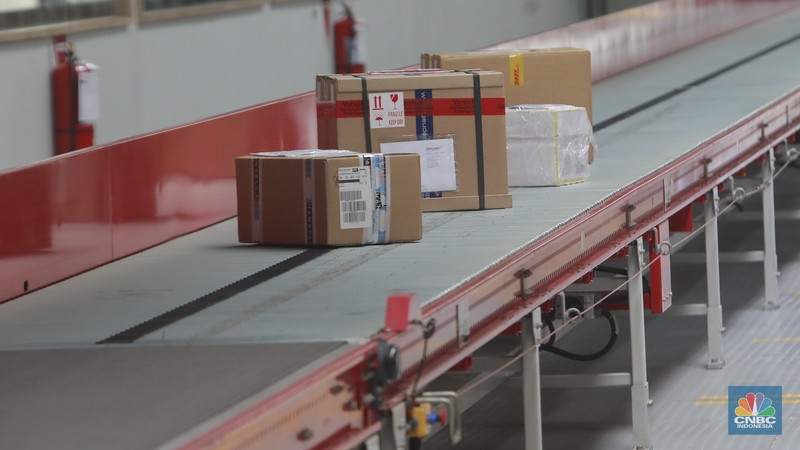 Aktivitas penyedia jasa pengiriman barang di DHL Express Servicepoint, Senin (29/4/2024). Aktivitas penyedia jasa pengiriman barang di DHL Express Servicepoint, Senin (29/4/2024). (CNBC Indonesia/Muhammad Sabki)
