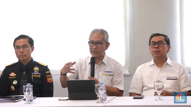 Aktivitas penyedia jasa pengiriman barang di DHL Express Servicepoint, Senin (29/4/2024). (CNBC Indonesia/Muhammad Sabki)