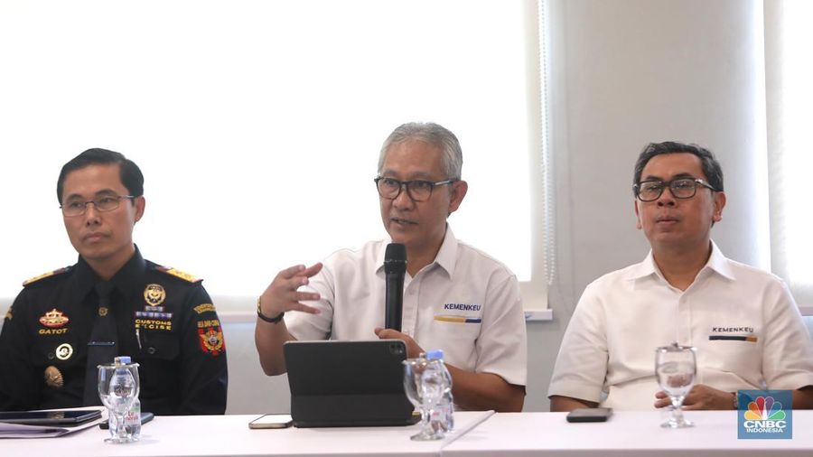 Aktivitas penyedia jasa pengiriman barang di DHL Express Servicepoint, Senin (29/4/2024). (CNBC Indonesia/Muhammad Sabki)