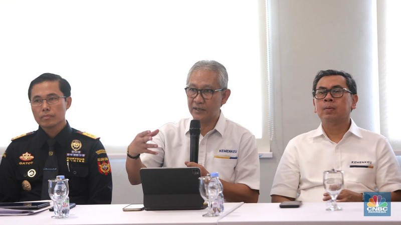 Aktivitas penyedia jasa pengiriman barang di DHL Express Servicepoint, Senin (29/4/2024). (CNBC Indonesia/Muhammad Sabki)