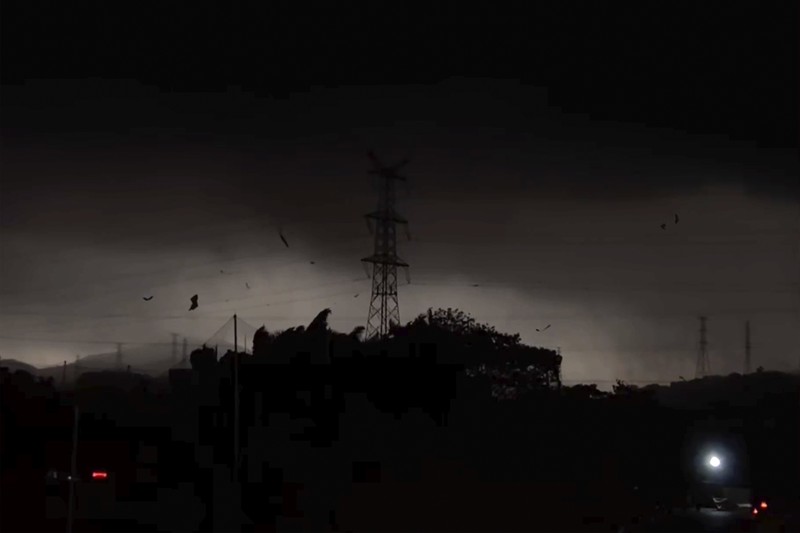 Seorang warga mendokumentasikan detik-detik bencana alam angin tornado melanda Guangzhou, ibu kota provinsi Guangdong, Sabtu 27 April 2024, terekam kamera. (AP/Li Jiayi)