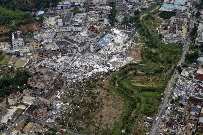 Seorang warga mendokumentasikan detik-detik bencana alam angin tornado melanda Guangzhou, ibu kota provinsi Guangdong, Sabtu 27 April 2024, terekam kamera. (AP/Li Jiayi)