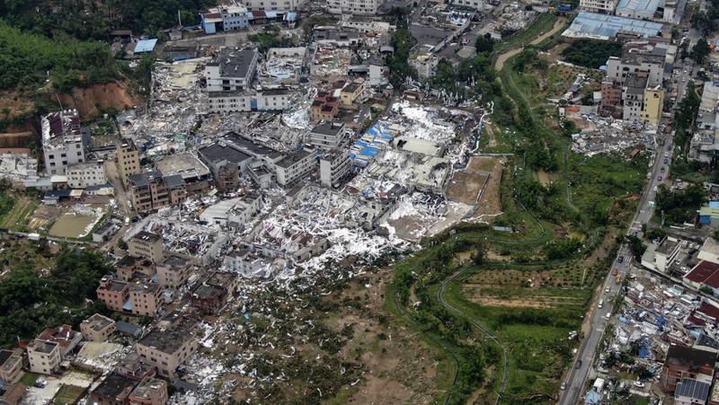 Seorang warga mendokumentasikan detik-detik bencana alam angin tornado melanda Guangzhou, ibu kota provinsi Guangdong, Sabtu 27 April 2024, terekam kamera. (AP/Li Jiayi)