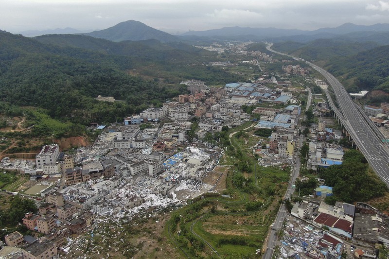 Seorang warga mendokumentasikan detik-detik bencana alam angin tornado melanda Guangzhou, ibu kota provinsi Guangdong, Sabtu 27 April 2024, terekam kamera. (AP/Li Jiayi)