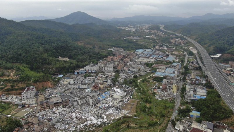 Seorang warga mendokumentasikan detik-detik bencana alam angin tornado melanda Guangzhou, ibu kota provinsi Guangdong, Sabtu 27 April 2024, terekam kamera. (AP/Li Jiayi)