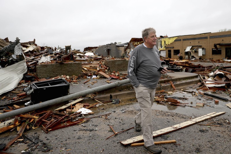 Charlie Schwake berjalan melewati propertinya di Sulphur setelah angin puting beliung melanda daerah itu malam sebelumnya di Sulphur, Oklahoma, Minggu, 28 April 2024. (Bryan Terry/The Oklahoman via AP)