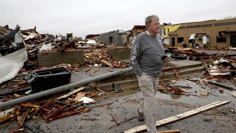 Charlie Schwake berjalan melewati propertinya di Sulphur setelah angin puting beliung melanda daerah itu malam sebelumnya di Sulphur, Oklahoma, Minggu, 28 April 2024. (Bryan Terry/The Oklahoman via AP)