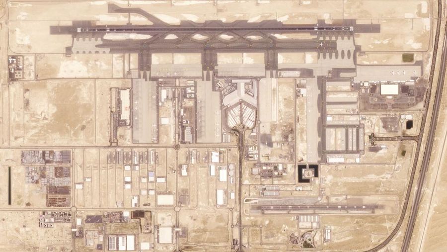 Gambar rencana pembangunan Bandara Internasional Al Maktoum Dubai dipamerkan di Dubai World Central,Dubai, Uni Emirat Arab. Pemerintah Dubai mengumumkan dimulainya pembangunan terminal bandara terbesar di dunia, Minggu, 28 April 2024. (Planet Labs PBC via AP)