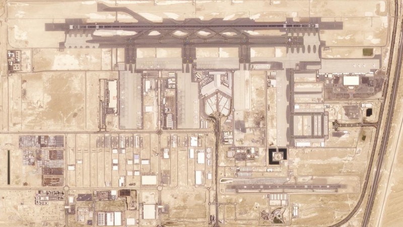 Gambar rencana pembangunan Bandara Internasional Al Maktoum Dubai dipamerkan di Dubai World Central,Dubai, Uni Emirat Arab. Pemerintah Dubai mengumumkan dimulainya pembangunan terminal bandara terbesar di dunia, Minggu, 28 April 2024. (Planet Labs PBC via AP)
