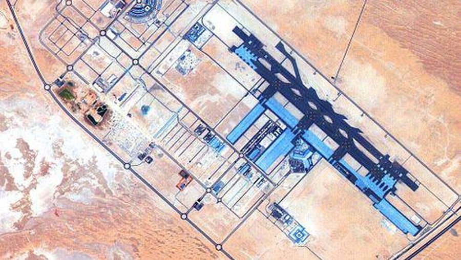 Gambar rencana pembangunan Bandara Internasional Al Maktoum Dubai dipamerkan di Dubai World Central,Dubai, Uni Emirat Arab. Pemerintah Dubai mengumumkan dimulainya pembangunan terminal bandara terbesar di dunia, Minggu, 28 April 2024. (Planet Labs PBC via AP)