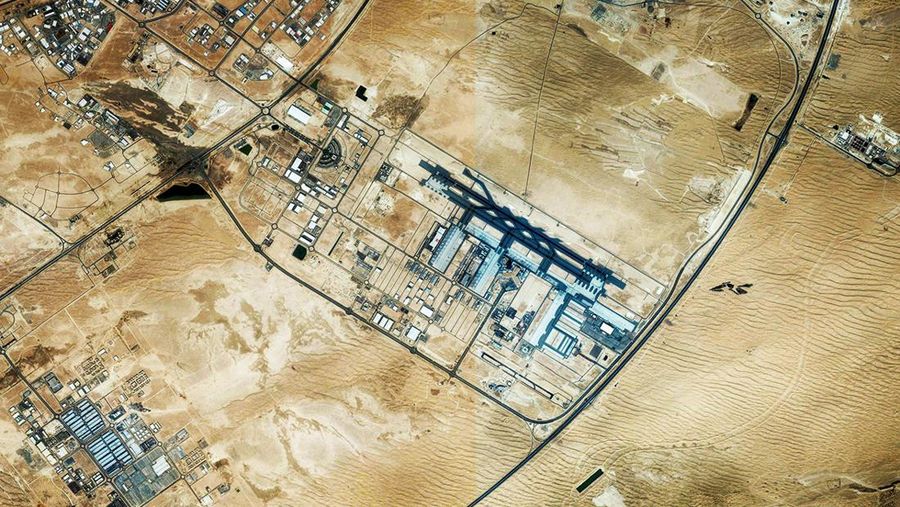 Gambar rencana pembangunan Bandara Internasional Al Maktoum Dubai dipamerkan di Dubai World Central,Dubai, Uni Emirat Arab. Pemerintah Dubai mengumumkan dimulainya pembangunan terminal bandara terbesar di dunia, Minggu, 28 April 2024. (Planet Labs PBC via AP)