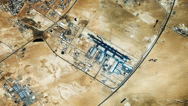 Gambar rencana pembangunan Bandara Internasional Al Maktoum Dubai dipamerkan di Dubai World Central,Dubai, Uni Emirat Arab. Pemerintah Dubai mengumumkan dimulainya pembangunan terminal bandara terbesar di dunia, Minggu, 28 April 2024. (Planet Labs PBC via AP)