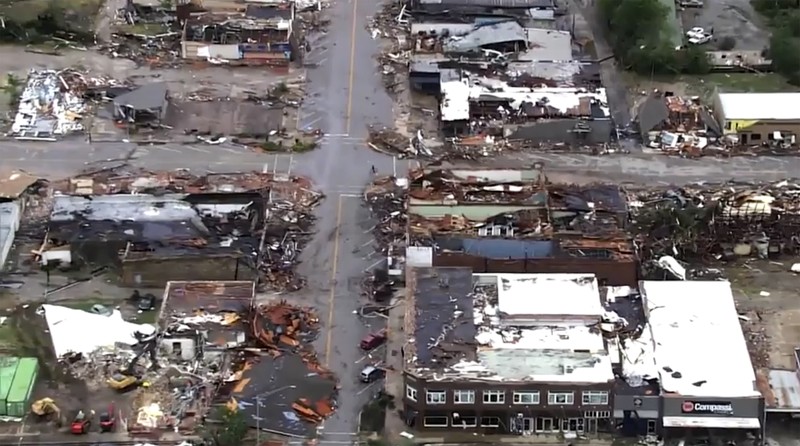 Charlie Schwake berjalan melewati propertinya di Sulphur setelah angin puting beliung melanda daerah itu malam sebelumnya di Sulphur, Oklahoma, Minggu, 28 April 2024. (Bryan Terry/The Oklahoman via AP)